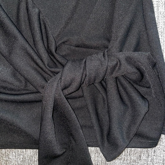 Black wrap top 🖤 - Picture 3 of 5